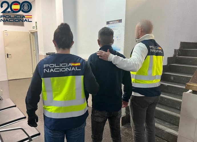 Agentes de la Policía Nacional acompañan a comisaría a uno de los detenidos por el robo de objetos de coleccionismo para su venta a terceros en un establecimiento de Palma