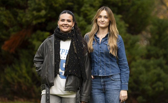 Archivo - Aitziber Peláez (izq.) y Laura Garnica, autoras de la aplicación, en el campus de Arrosadia de la UPNA.
