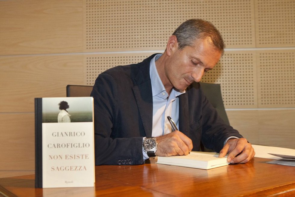 Archivo - El autor Gianrico Carofiglio en una firma de libros.