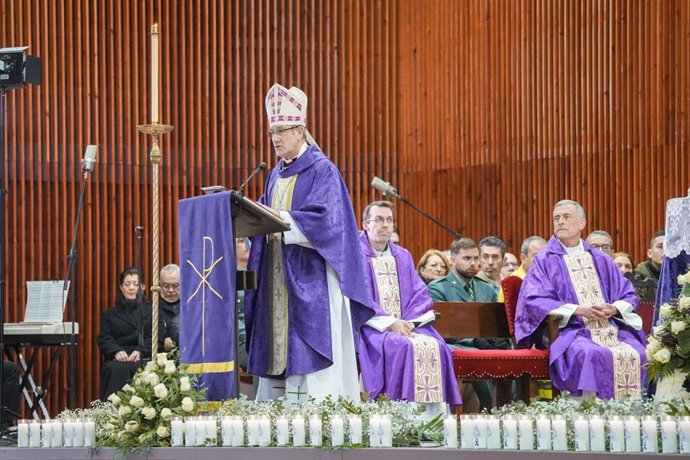 El obispo de Córdoba, Jesús Fernández, en la misa funeral por el accidente ferroviario ocurrido el domingo, 18 de enero, en el término municipal de Adamuz (Córdoba).