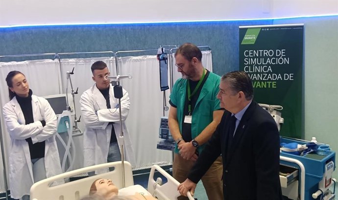 El consejero de Sanidad, Presidencia y Emergencias, Antonio Sanz, visita el Centro de Simulación Clínica Avanzada de IAVANTE.