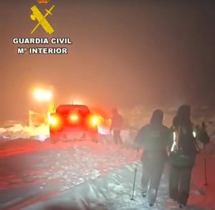 Rescatada una familia atrapada en su vehículo por la nieve en Las Navas del Marqués (Ávila).