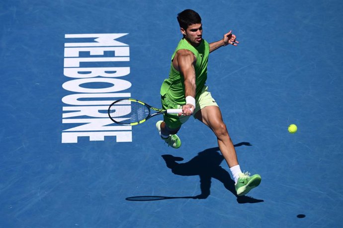 25 January 2026, Australia, Melbourne: Spanish tennis player Carlos Alcaraz in action against US Tommy Paul after their men's singles fourth round on day 8 of the Australian Open tennis tournament at Melbourne Park. Photo: Joel Carrett/AAP/dpa
