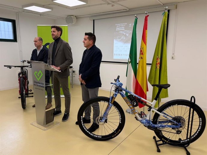 El diputado de Deportes e Instalaciones Deportivas, Eric Escobedo, junto al presidente de la Federación Andaluza de Ciclismo, Carlos Rueda, presentando el Circuito Provincial de BTT Rally 2026.