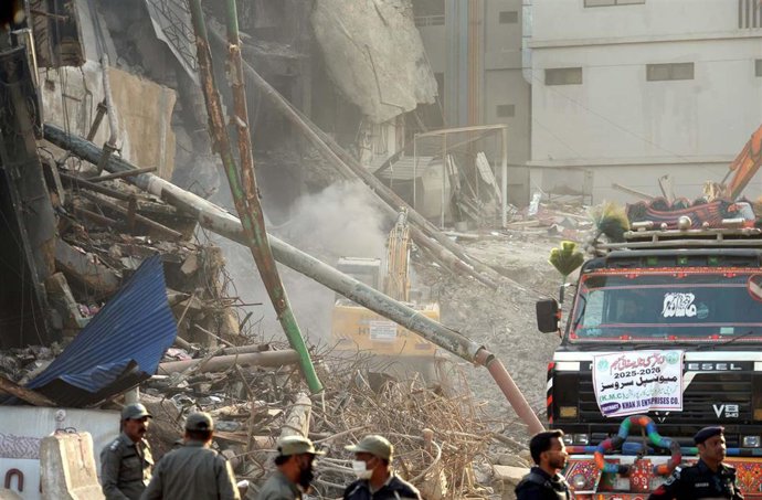 Tareas de recuperación de cuerpos tras el incendio del Gul Plaza de Karachi (Pakistán)