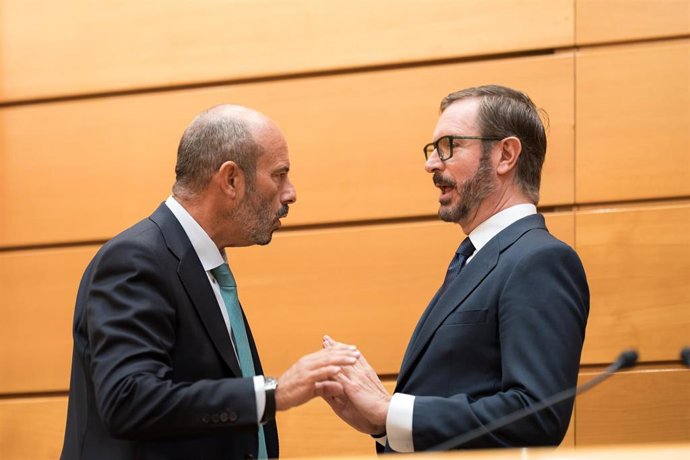 Archivo - El senador del PP Javier Maroto (d), y el presidente del Senado Pedro Rollán (i), durante un pleno en el Senado, a 17 de julio de 2025, en Madrid (España). 