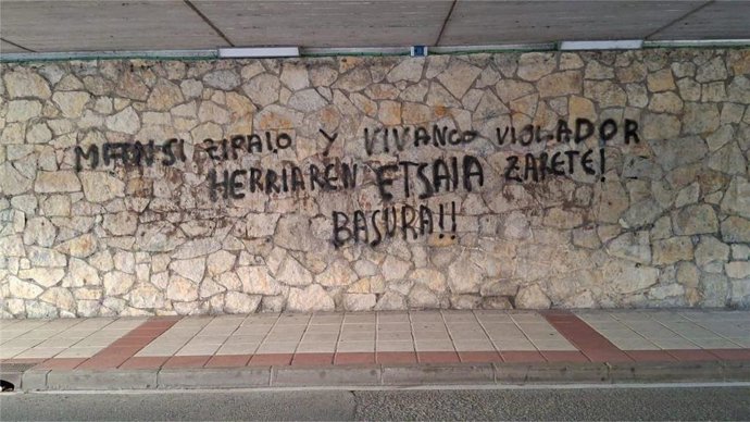 Pintas contra la Ertzaintza aparecidas en Amurrio (Álava)