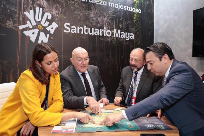 Blanca Jiménez, Jesús Julio Carnero, Darío Flota Ocampo y Raúl Paz en la reunión en el marco de FITUR para el hermanamiento de Valladolid y la ciudad homónima en Yucatán.