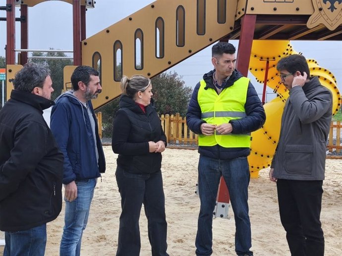 El vicepresidente de la Diputación de Huelva y responsable del área de Infraestructuras, Manolo Cayuela, visitando la rehabilitación integral de la Vía Verde Molinos de Agua (Huelva).