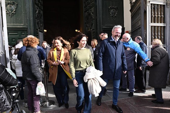 La presidenta de la Comunidad de Madrid, Isabel Díaz Ayuso (c), y el candidato del PP a la reelección a la Presidencia de Aragón, Jorge Azcón (d), acompañados de la alcaldesa de Zaragoza, Natalia Chueca (i), en la visita a la Basílica del Pilar. 