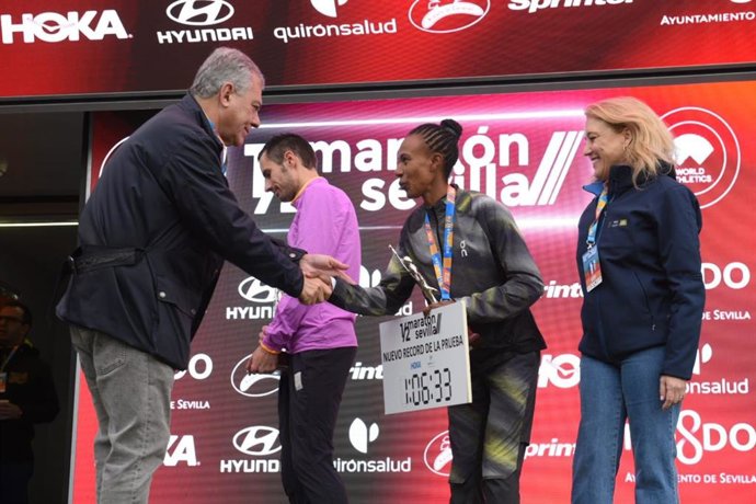 El alcalde José Luis Sanz entregando las medallas a los ganadores de la 31 edición del Medio Maratón de Sevilla.