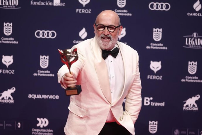 El actor Javier Cámara posa con el Premio a Mejor Actor Protagonista 