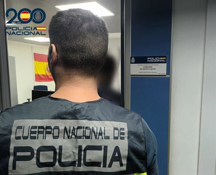 Un agente de la Policía Nacional de la Comisaría de Distrito Oeste, de espaldas. Recurso.