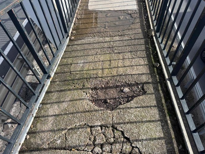 Imagen de una de las pasarelas peatonales sobre la A-92 en Torreblanca (Sevilla).