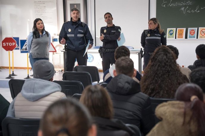 La Policía Local ofrece un 'Escape Room' educativo para concienciar a jóvenes sobre seguridad vial.