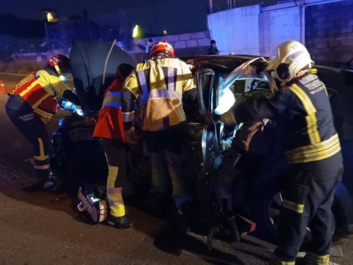 Sucesos.- Tres personas heridas, una de gravedad, tras una salida de vía de un vehículo en Tenerife