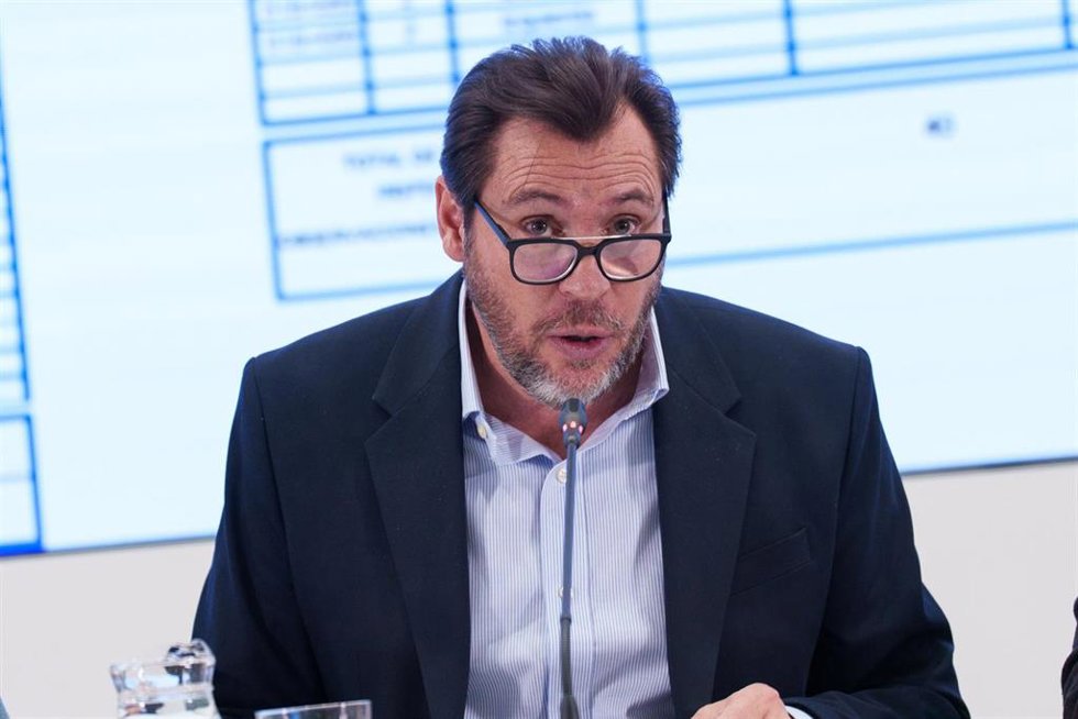 El ministro de Transportes y Movilidad Sostenible, Óscar Puente, atiende a los medios en una rueda de prensa, en la sede del Ministerio de Transportes, a 23 de enero de 2026, en Madrid (España)