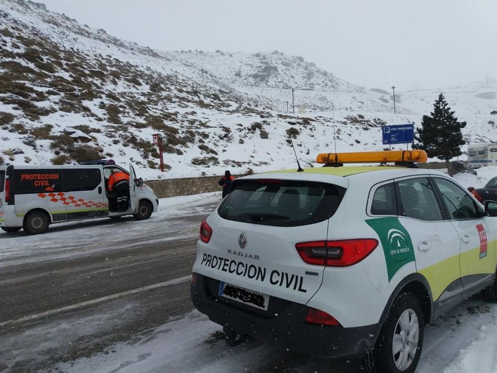 Archivo - Imagen de archivo de protección civil en un carretera con nieve.