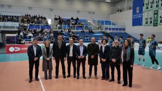 Imagen de familia en el partido de voleibol entre Unicaja Costa de Almería y Grupo Herce Soria en Almería.
