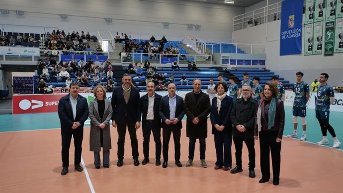 Imagen de familia en el partido de voleibol entre Unicaja Costa de Almería y Grupo Herce Soria en Almería.