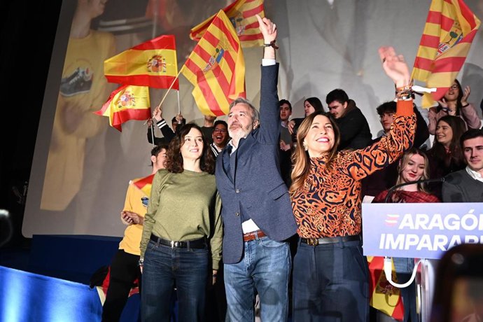 La presidenta de la Comunidad de Madrid, Isabel Díaz Ayuso (i), y el candidato del PP a la reelección a la Presidencia del Gobierno de Aragón, Jorge Azcón (c), y la alcaldesa de Zaragoza, Natalia Chueca (d)