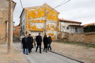 El candidato de Vox a la Presidencia de Aragón, Alejandro Nolasco, junto a la número 2  a las Cortes de Aragón por la provincia turolense, Aroha Rochela, este domingo durante su recorrido por las calles de Cella.