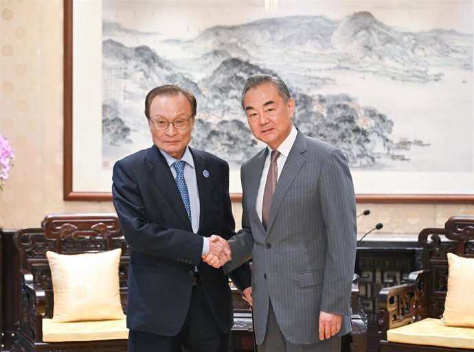 Archivo - El ex primer ministro de Corea del Sur, Lee Hae Chan, a la izquierda en la imagen, con el ministro de Exteriores chino, Wang Yi 
