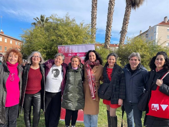 La candidata de IU-Sumar a la presidencia del Gobierno de Aragón, Marta Abengochea, y otros miembros de IU en Utebo.