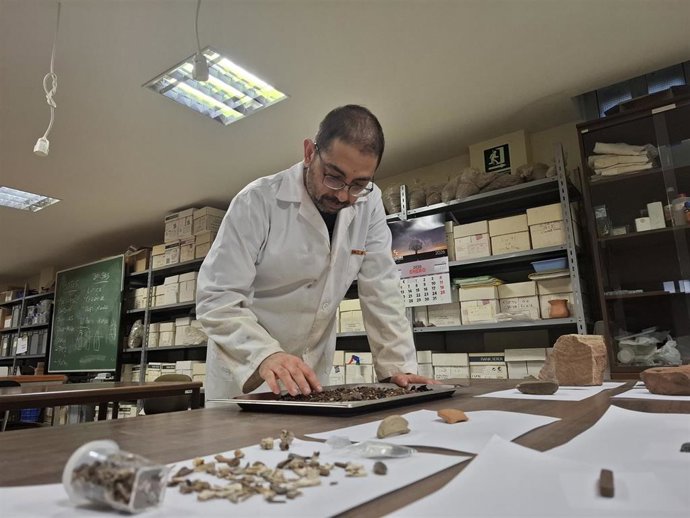 Eduardo González Gómez de Agüero, director de las intervenciones arqueológicas y profesor del Departamento de Historia de la Universidad de León.