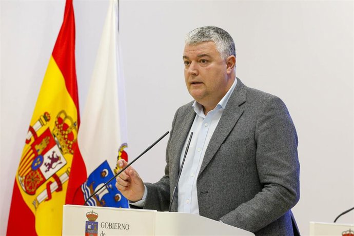 Archivo - El consejero de Economía de Cantabria, Luis Ángel Agüeros, en rueda de prensa