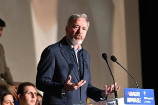 El candidato del PP a la reelección a la Presidencia del Gobierno de Aragón, Jorge Azcón, interviene en un acto de campaña electoral, en el Cine Palafox de Zaragoza.
