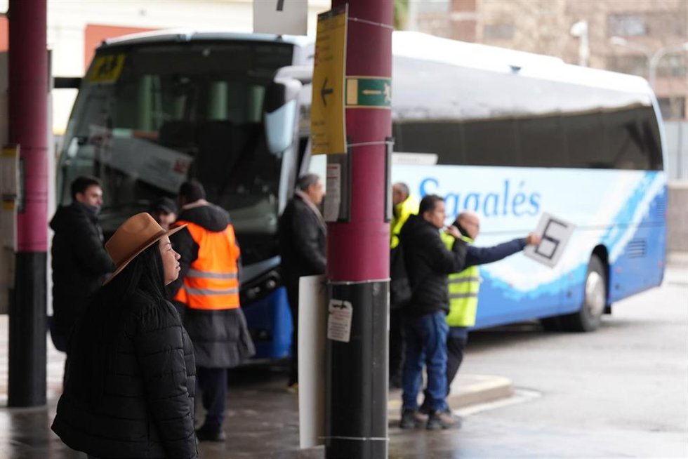 Varias personas en la estación de autobuses Fabra i Puig durante la suspensión del servicio de Rodalies, a 22 de enero de 2026, en Barcelona, Catalunya (España)