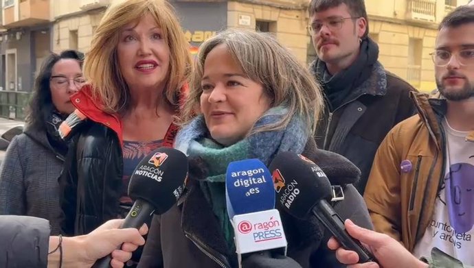 La candidata de Podemos Alianza Verde a la Presidencia de Aragón, María Goikoetxea, junto a la secretaria LGTBAIQ+ de Podemos, Mar Cambrollé, este domingo en la calle Fita de Zaragoza.