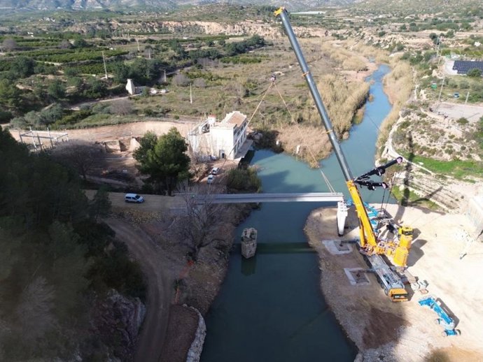 La Generalitat instala las vigas del nuevo puente sobre el río Turia en Bugarra (Valencia) para sustituir al que quedó arrasado por la dana.