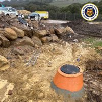 Evacuados dos trabajadores tras caer a una fosa séptica con residuos y líquidos tóxicos en San Roque (Cádiz)