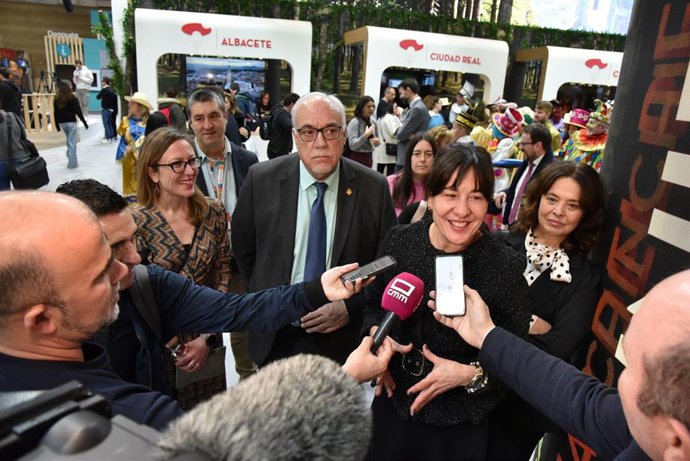 La delegada de la Junta en Ciudad Real, Blanca Fernández, atiende a los medios durante su asistencia a Fitur.