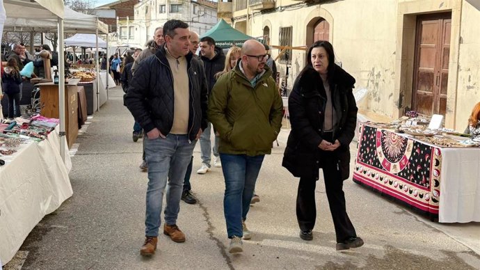 El candidato del PAR a la presidencia de Aragón, Alberto Izquierdo, con la alcaldesa de Albelda, María Ángeles Roca.