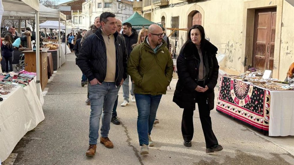 El candidato del PAR a la presidencia de Aragón, Alberto Izquierdo, con la alcaldesa de Albelda, María Ángeles Roca.