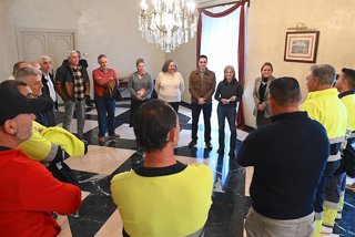 La alcaldesa de Jerez (Cádiz), María José García-Pelayo, junto a los doce trabajadores de calas en la vía pública.