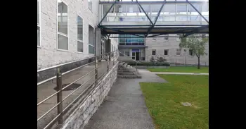 Piden dos años y 90.000 euros para dos hermanas acusadas de estafar a su tía al comprar unas fincas