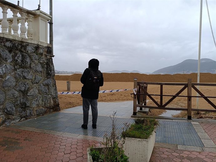 El paseo marítimo de Laredo, durante la borrasca 'Ingrid'