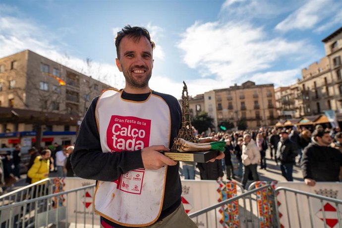 Xavier Corrius, el ganador del concurso de comer calçots de Valls (Tarragona) en el marco de la 44 Gran Festa de la Calçotada,