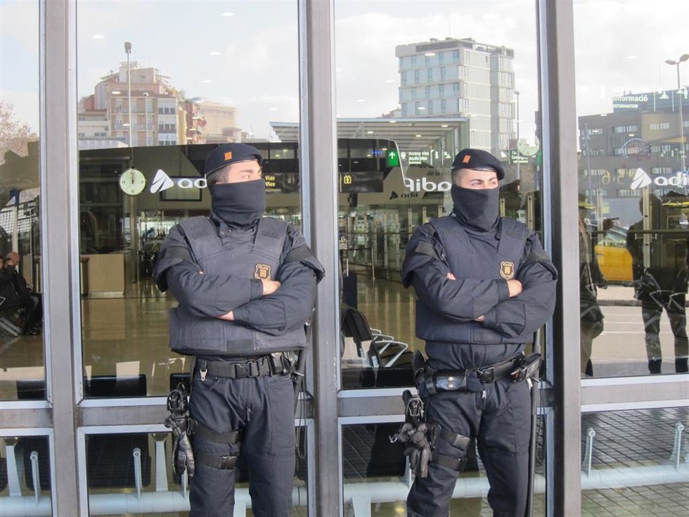 Archivo - Agentes de los Mossos en la estación de Sants, en una imagen de archivo