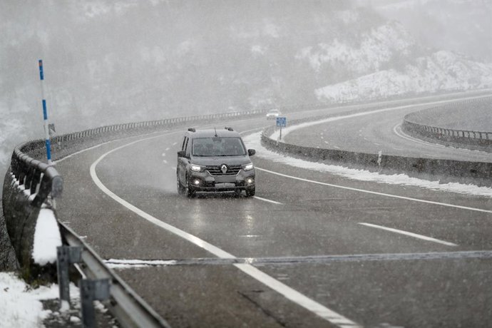 Nevasca na Autoestrada A6, ao passar pelo município de As Nogais, em 23 de janeiro de 2026, em Lugo, Galiza (Espanha). O governo regional suspende as aulas em grande parte de Lugo devido à tempestade Ingrid. As zonas de A Montaña, o sul e o centro da prov