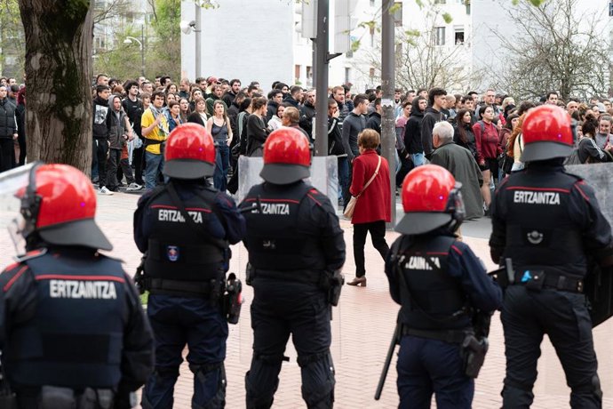 Archivo - Decenas de personas son observados por varios ertzainas durante una manifestación contra el desalojo del gaztetxe de Rekalde en Bilbao