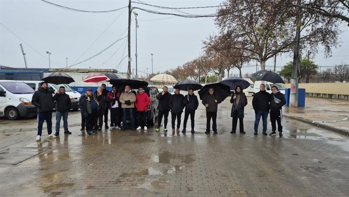 Los vendedores ambulantes de Córdoba guardan un minuto de silencio por las víctimas del siniestro ferroviario de Adamuz.