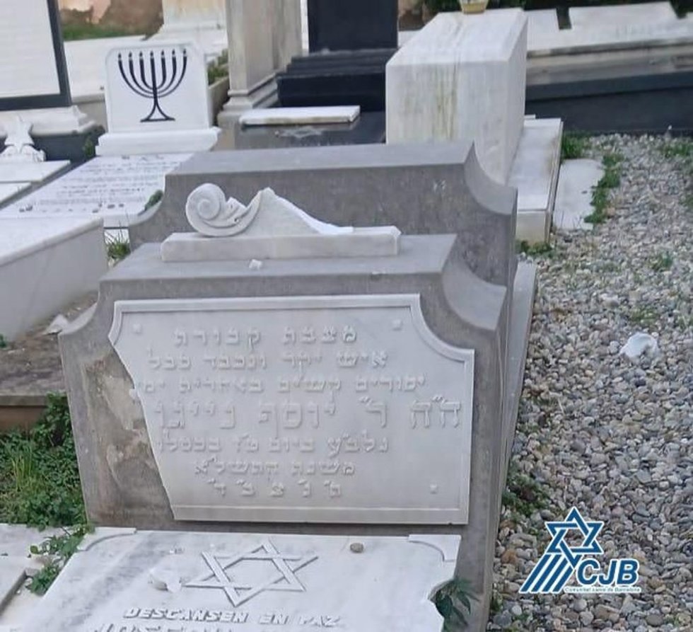 Una de las tumbas vandalizadas en el cementerio de Les Corts.