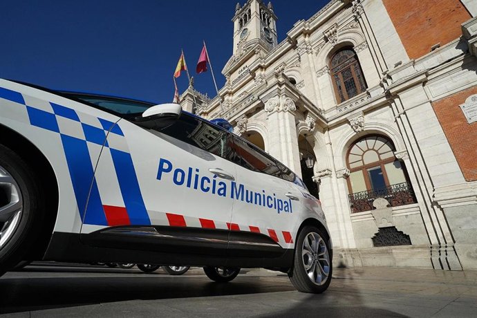 Imagen de recurso de un vehículo de la Policía Municipal en la Plaza Mayor de Valladolid.