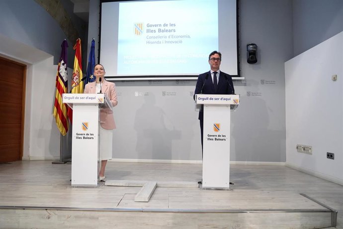 Archivo - La presidenta del Govern balear, Marga Prohens y el vicepresidente primero y conseller de Economía, Hacienda e Innovación, Antoni Costa. Archivo.
