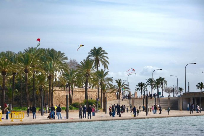 El Parc de la Mar acoge el tradicional Vuelo de cometas en el marco de las fiestas de Sant Sebastià
